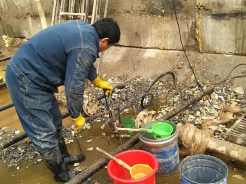 車位上面漏水怎么修(地下車庫頂板漏水怎么處理)